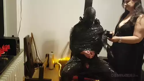 Escravo embrulhado em filme preto CBT – Pau exposto com grampos e chibatadas